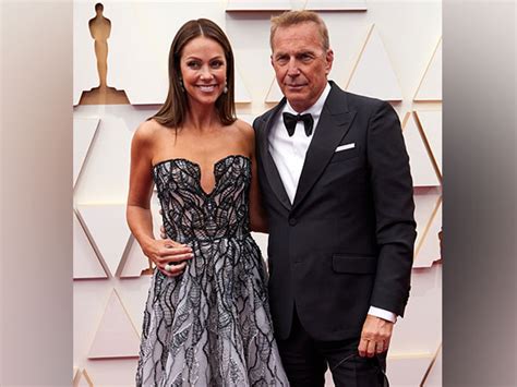 Kevin Costner’s estranged wife hits beach in Hawaii after being。